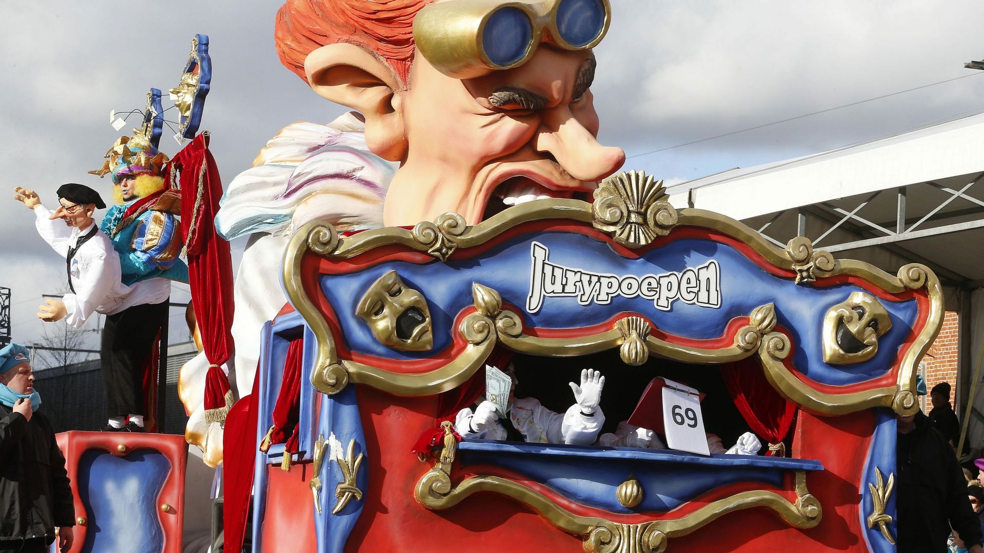 Au lendemain du carnaval, Alost a mal aux cheveux.