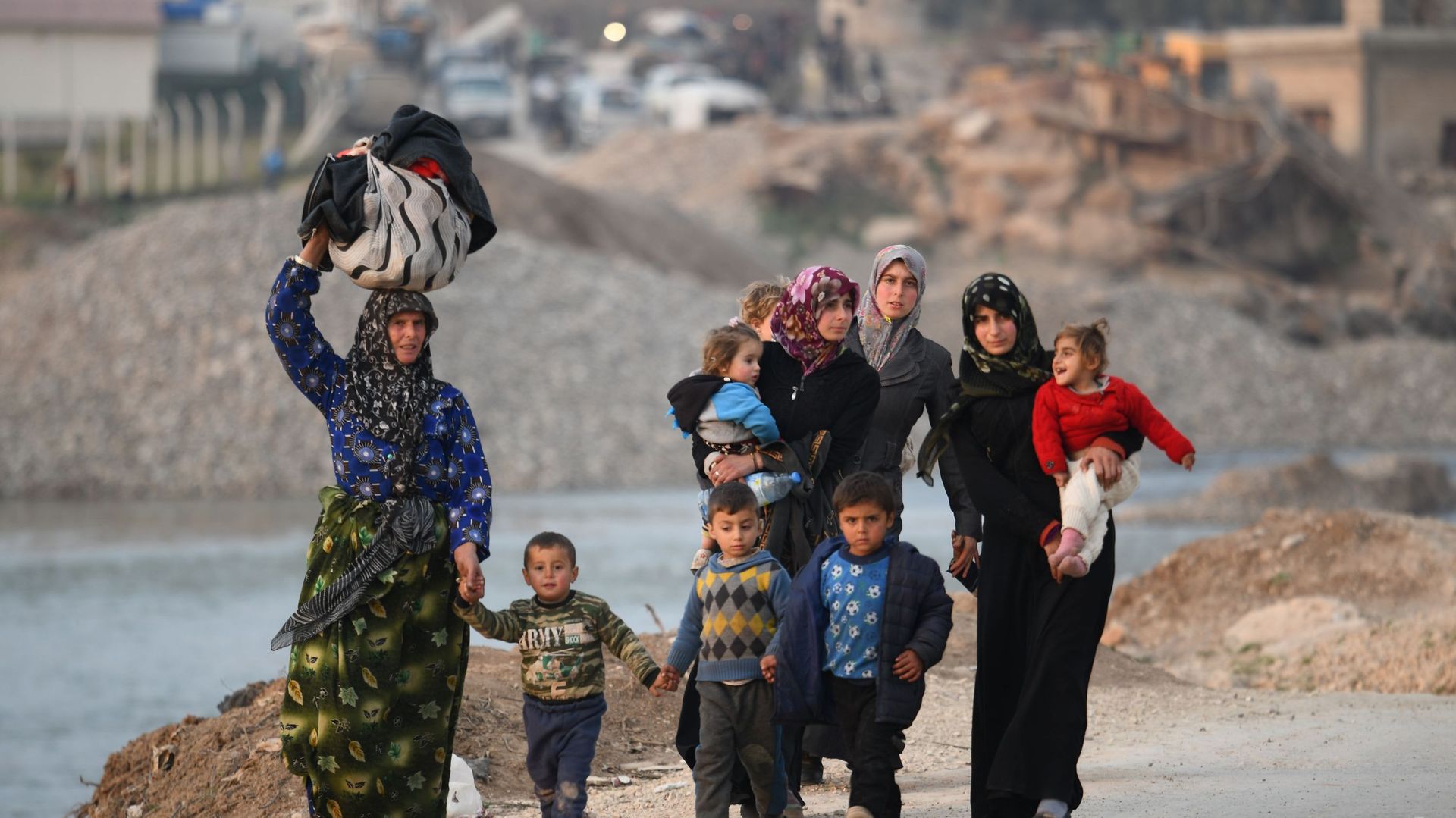 Selon l'ONU, 900.000 personnes fuient les frappes aériennes dans la région d'Idlib, contraintes de trouver refuge dans des camps qui manque de place