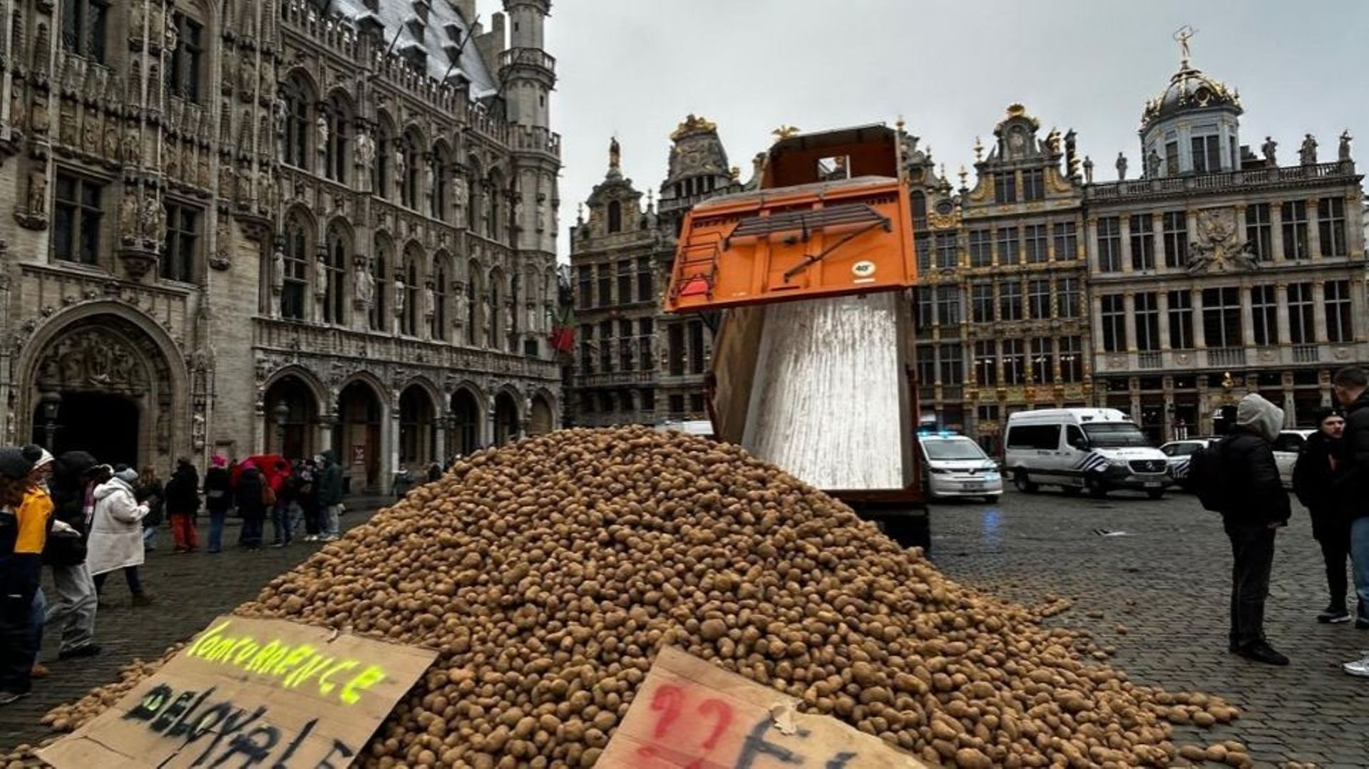 L’agriculteur qui a déversé des pommes de terre sur la Grand-Place a passé la nuit au commissariat
