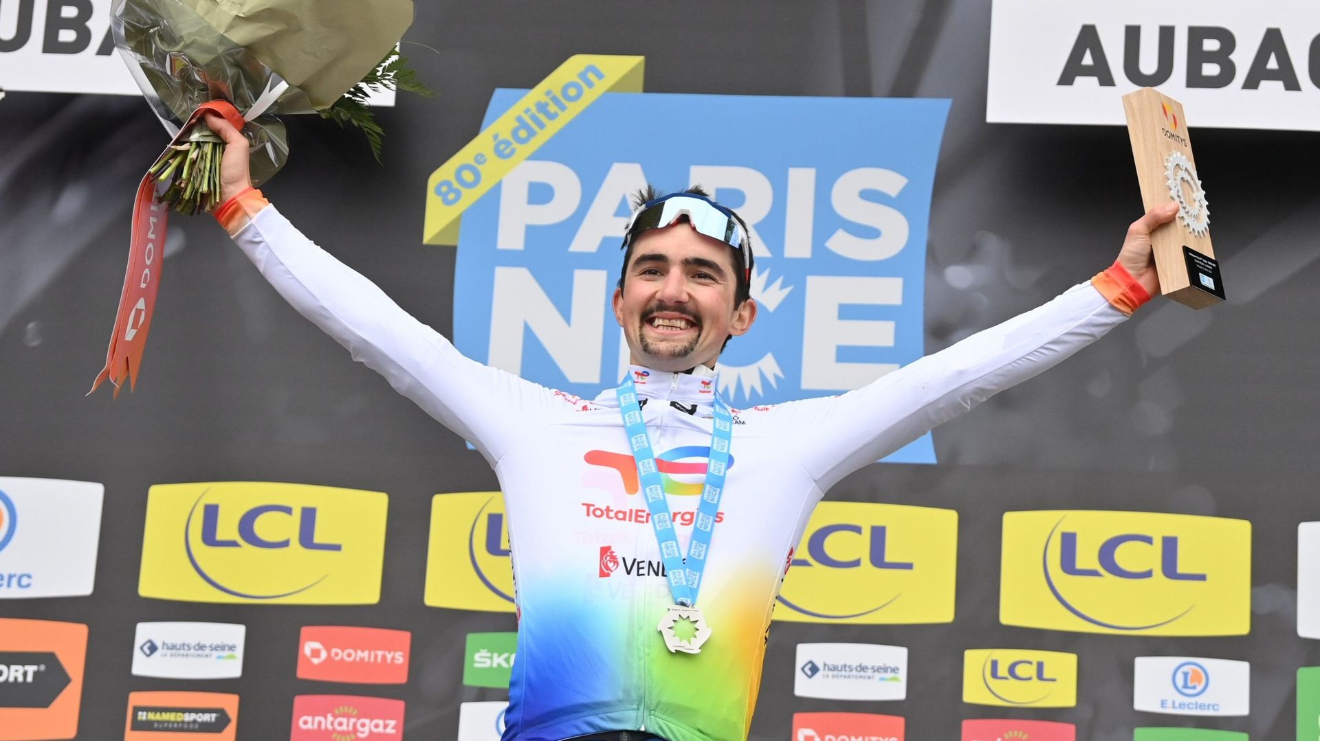 Cyclisme – Le jeune français Mathieu Burgaudeau lève les bras sur le podium de la 6e étape de Paris-Nice.