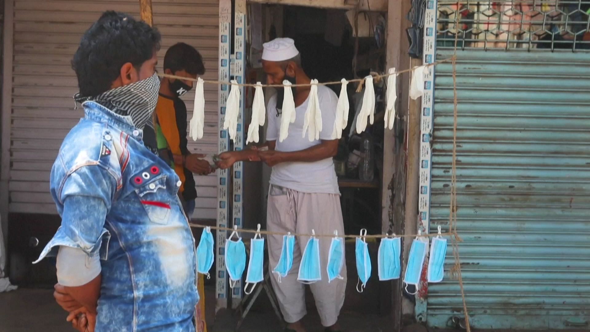 Masques et gants sont à vendre dans le bidonville de Dharavi