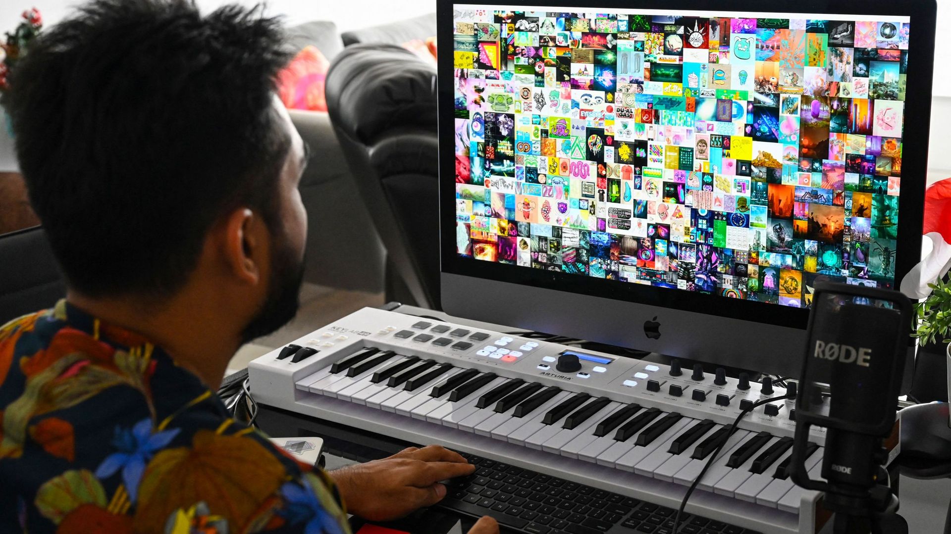 l’entrepreneur blockchain Vignesh Sundaresan montre l'oeuvre d'art numérique NFT de l'artiste Beeple pour laquelle il a déboursé 69,3 millions de dollars