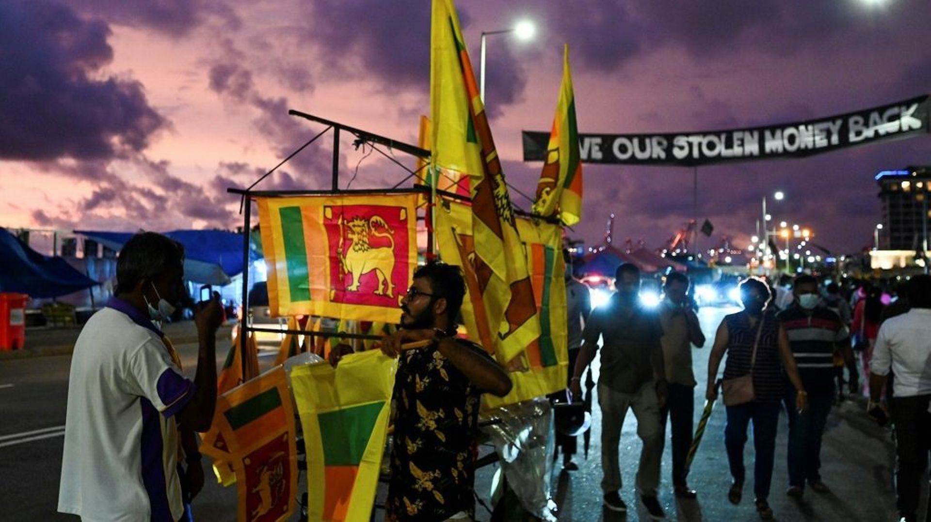 La population sri-lankaise, qui manque de produits de première nécessité, manifeste chaque jour sa colère dans tout le pays, appelant à la démission du président Gotabaya Rajapaksa et du gouvernement de son frère Mahinda Rajapaksa, comme ici à Colombo, le