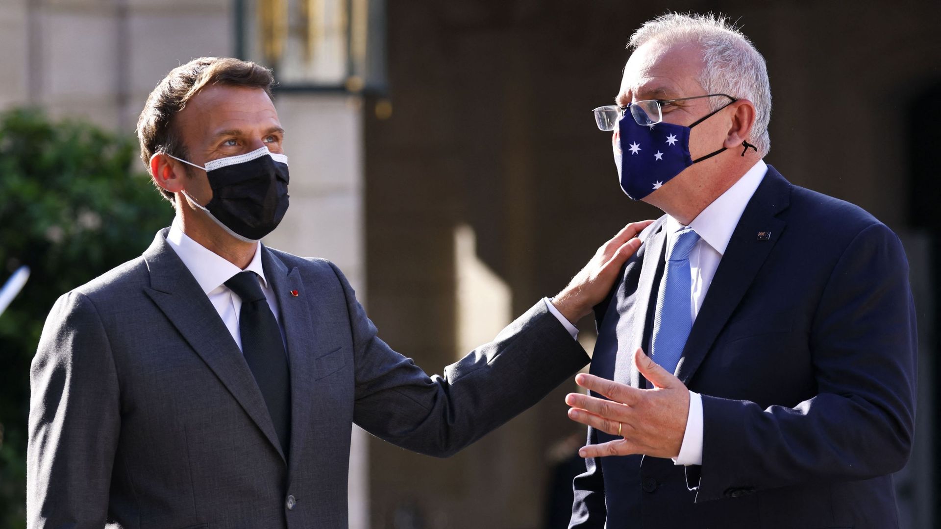 Le président français Emmanuel Macron salue le Premier ministre australien Scott Morrison au palais de l’Élysée à Paris, le 15 juin 2021.