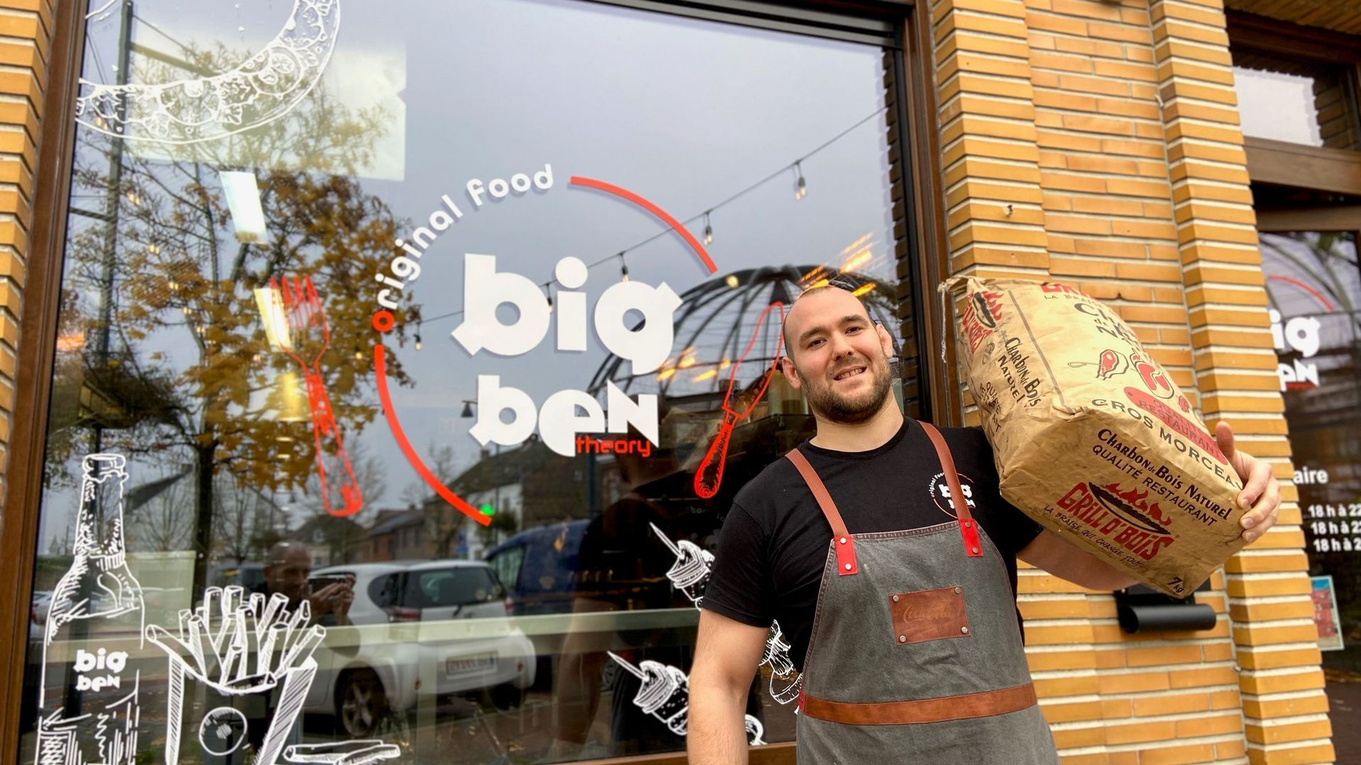 Quelle fierté pour "Big Ben" Harmegnies de poser devant la vitrine de son restaurant "Big Ben Theory" à la Bouverie!