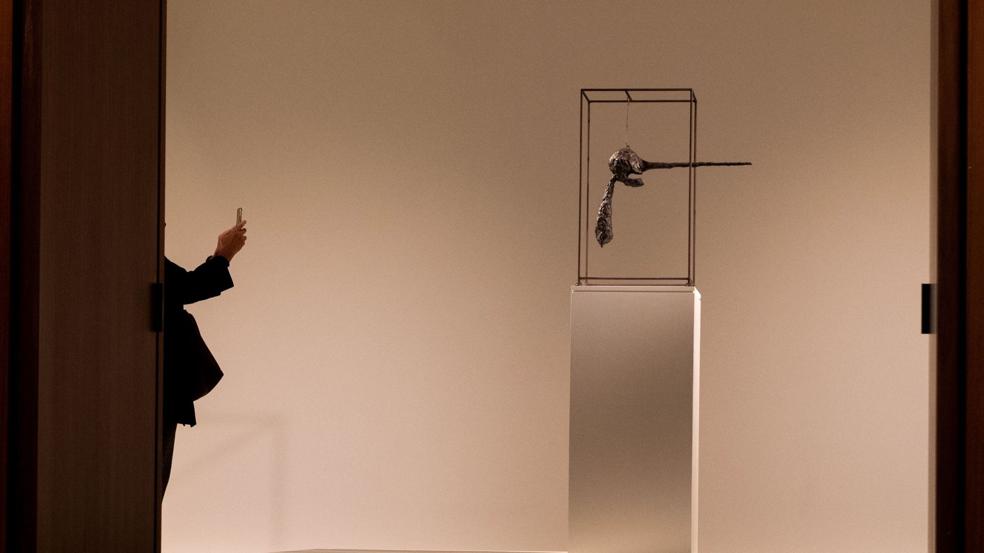 Le Nez d’Alberto Giacometti est exposé lors de l’avant-première de presse de la Collection Macklowe chez Sotheby’s le 5 novembre 2021 à New York. La collection Macklowe comprend 35 lots d’une valeur estimée à 400 millions de dollars et constitue la plus i
