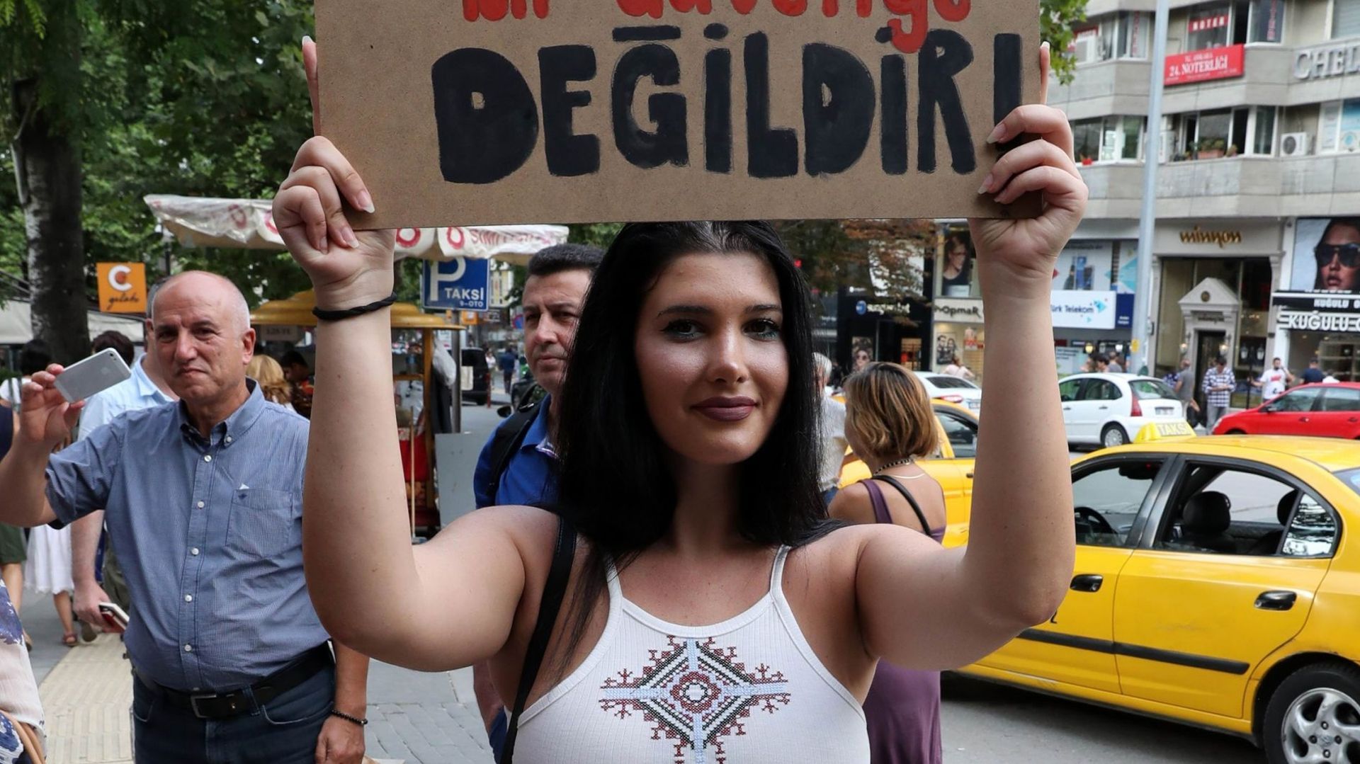 Turquie: les femmes manifestent pour le droit de s'habiller comme elles le veulent