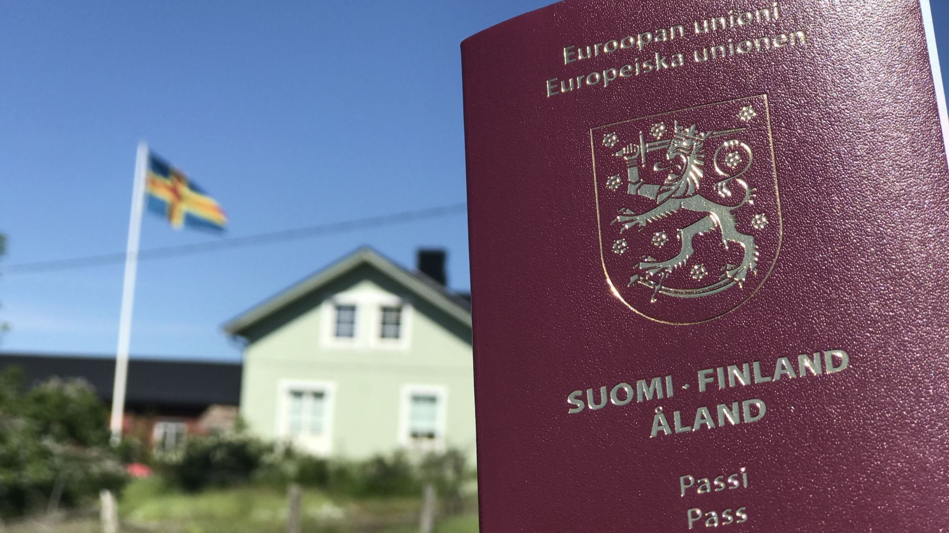 Le passeport spécifique des Alandais indique leur citoyenneté à côté du mot Finlande