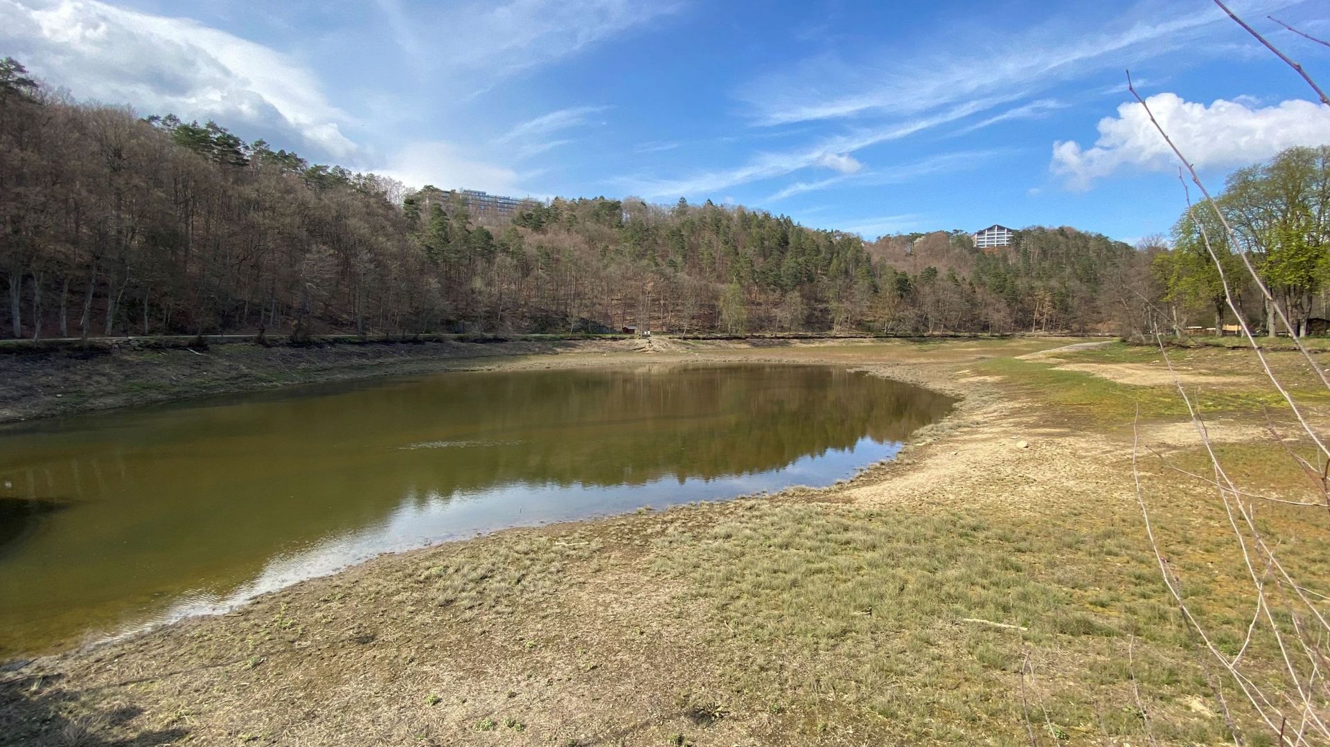 Le lac de Warfaaz à Spa en cette fin avril contient encore une mince nappe d’eau avant sa mise à sec complète en été pour diverses études.