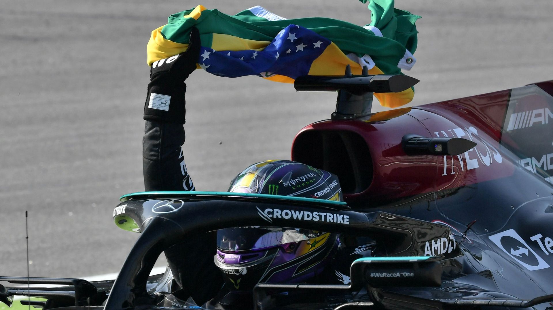 Lewis Hamilton brandit le drapeau brésilien après sa victoire à Interlagos