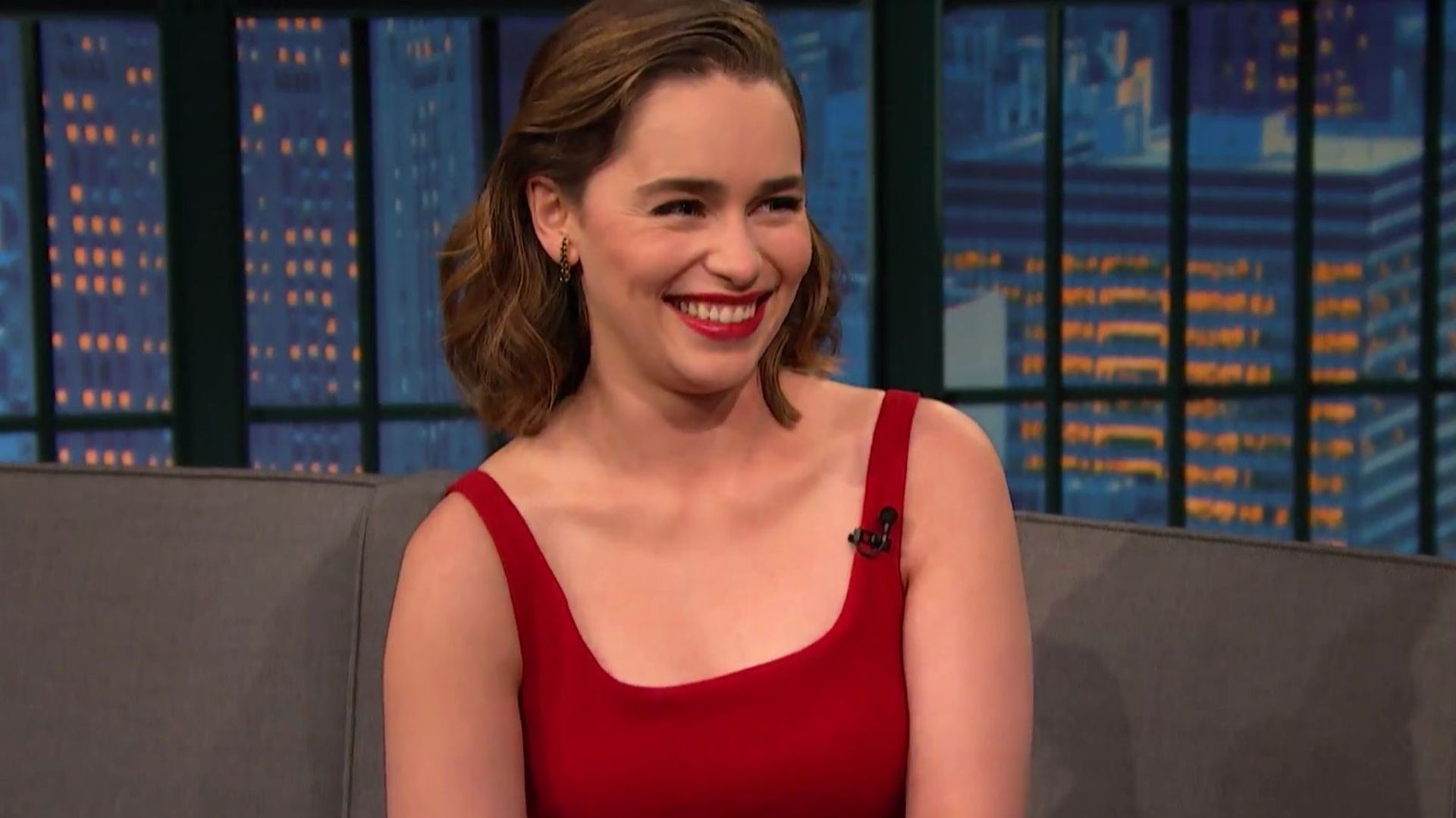 La géniale Emilia Clarke chante en Dothraki et regarde sa scène de nu avec  ses parents - RTBF Actus