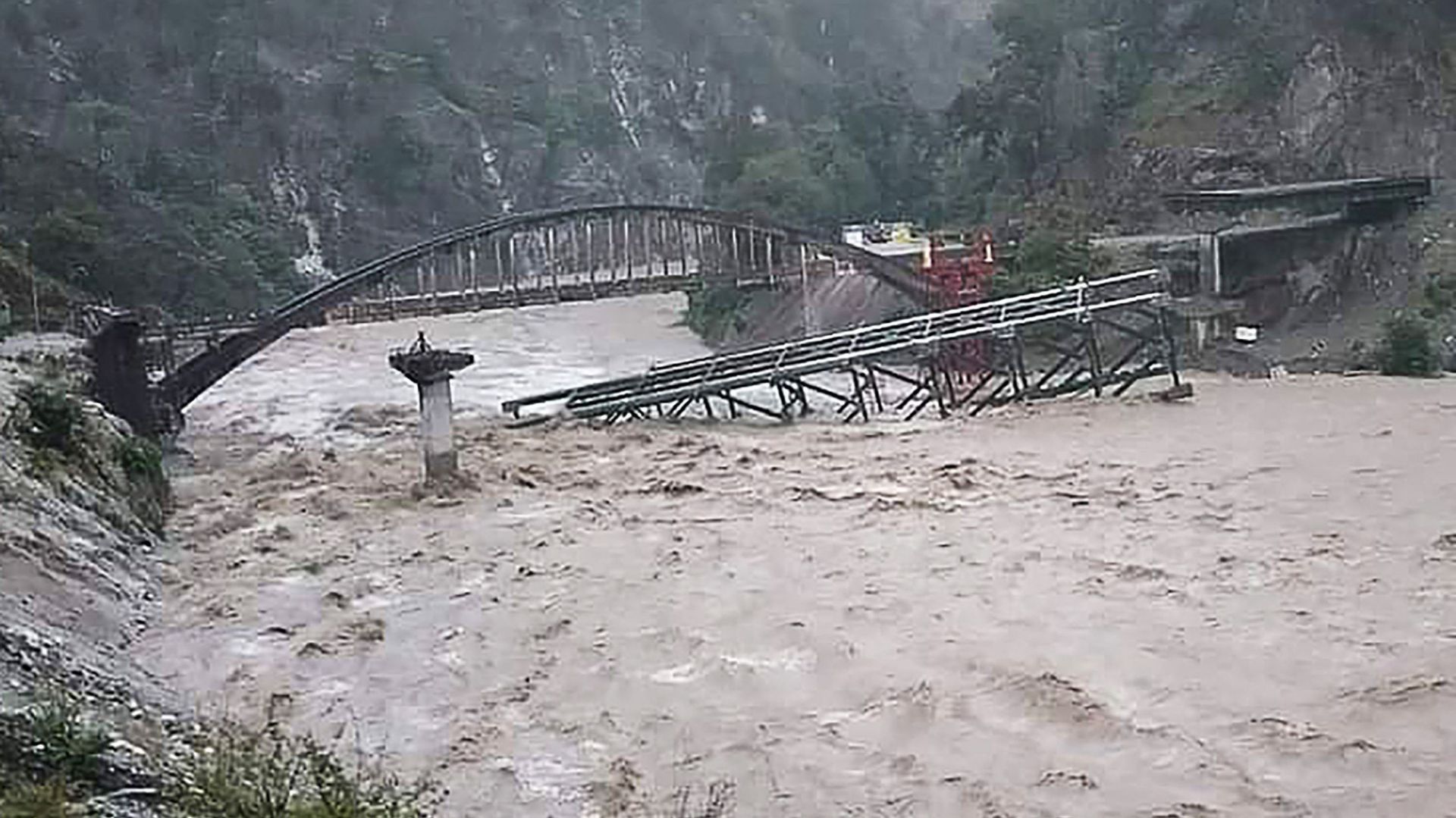 Un pont en construction s’effondre sur une rivière le long d’une route nationale entre Pithoragarh-Champawat, à Chalthi, le 19 octobre 2021 à la suite de fortes pluies dans le nord de l’Inde.