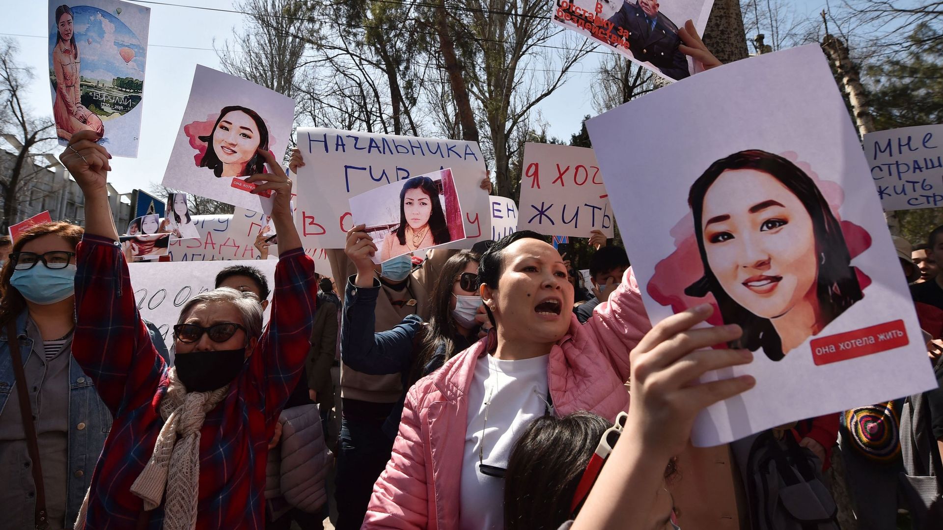 Des manifestantes t à un rassemblement pour la protection des droits des femmes à Bichkek, le 8 avril 2021. 
