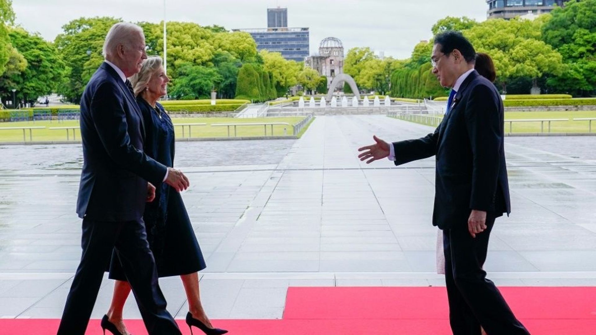 Le Premier ministre japonais Fumio Kishida (à droite) accueille le président américain Joe Biden et la première dame Jill Biden au parc du Mémorial de la paix à Hiroshima, le 19 mai 2023