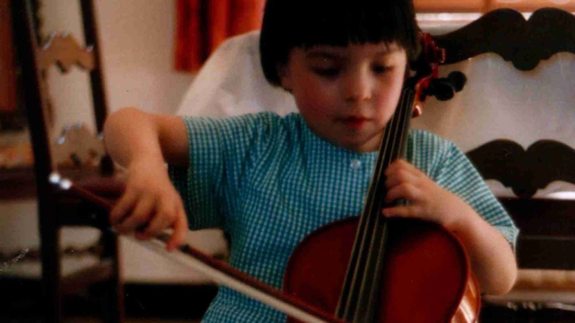 Stéphanie Huang enfant jouant du violoncelle