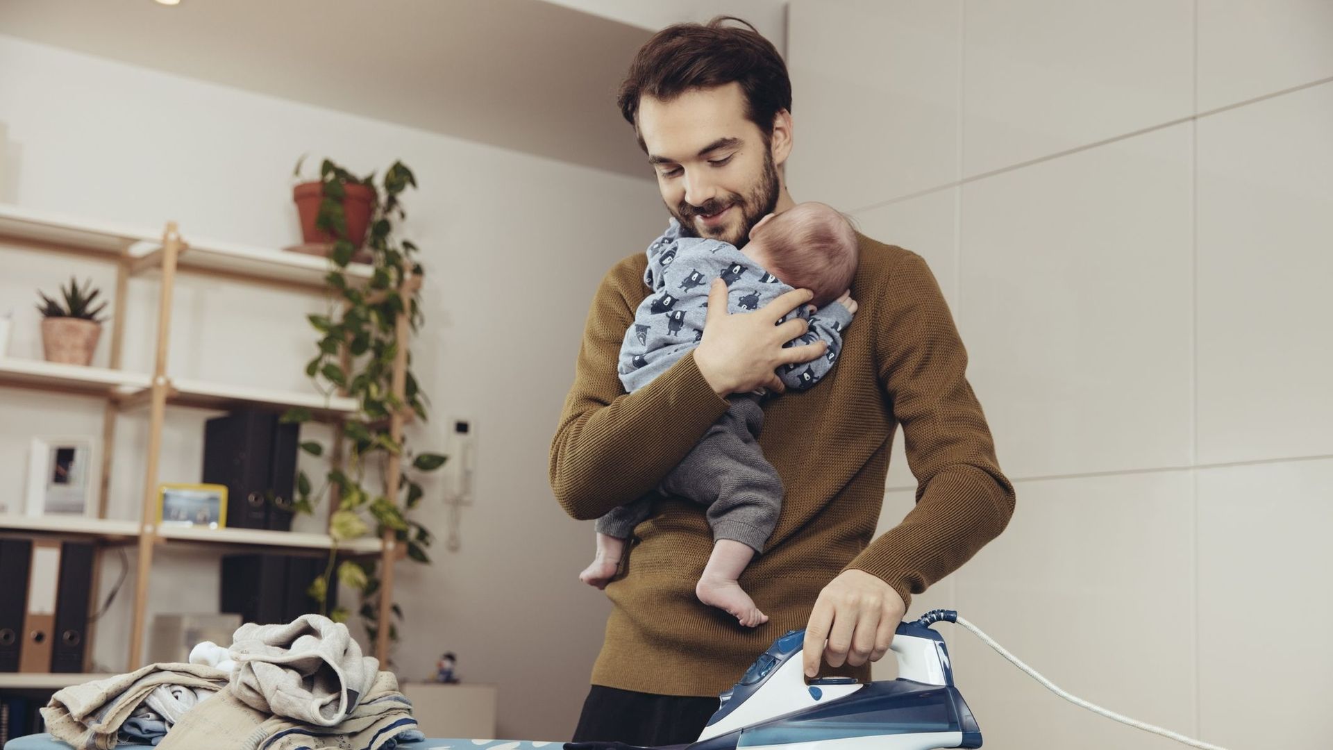 Congé paternité n'égale pas plus d'implication à la maison, selon une étude.