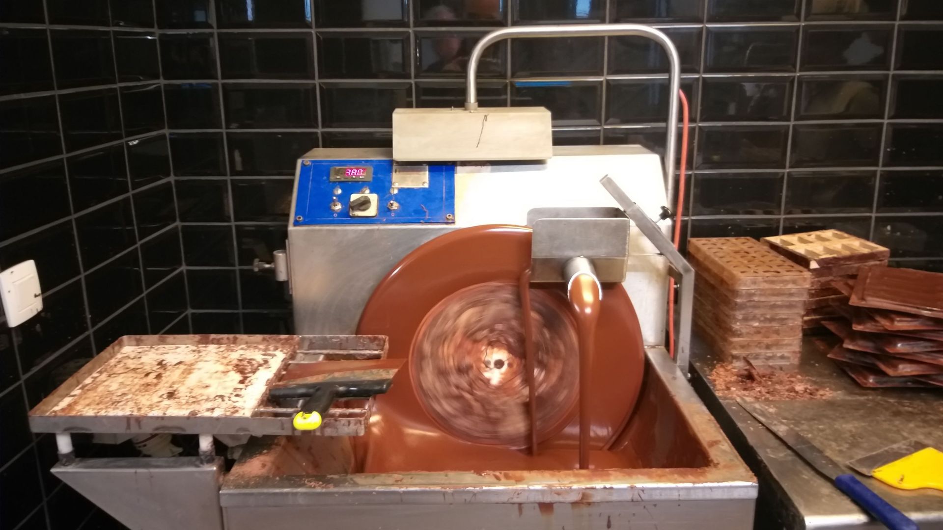Une tempéreuse à roues pour faire fondre le chocolat.