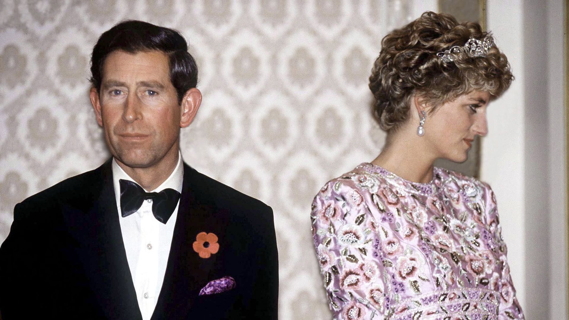Le Prince Charles et la Princesse Diana lors de leur dernier voyage officiel ensemble – une visite en République de Corée (Corée du Sud). Ils assistent à un banquet présidentiel à la Maison Bleue à Séoul, le 3 novembre 1992.