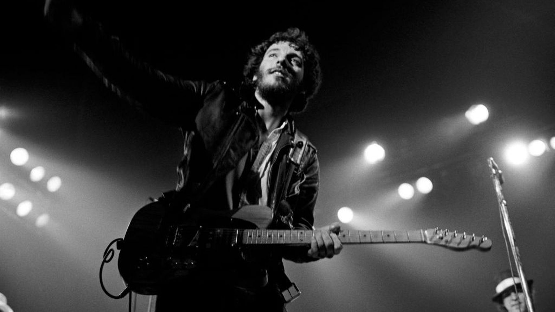 "Thunder Road" de Bruce Springsteen : le chemin de la rédemption pour les laissés-pour-compte de l’Amérique