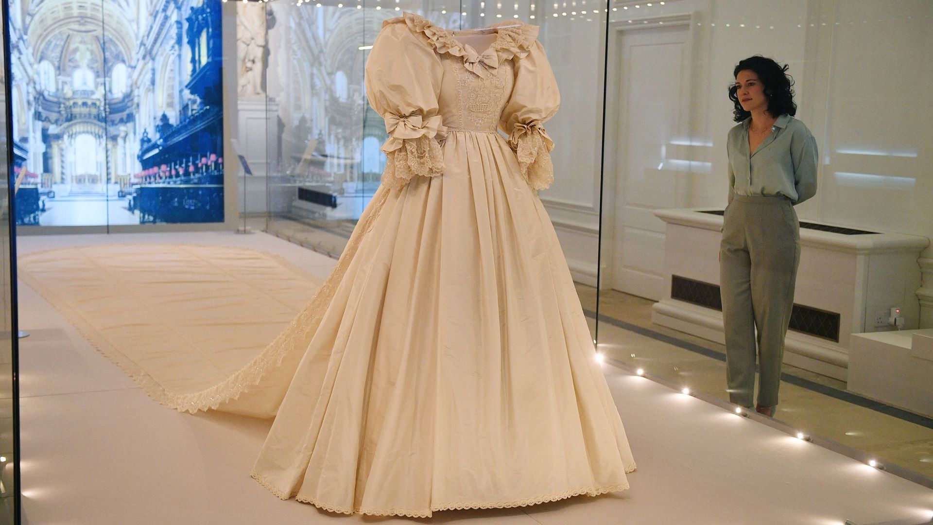 La robe de mariage de Diana au centre d'une exposition sur les créateurs de la .famille royale.