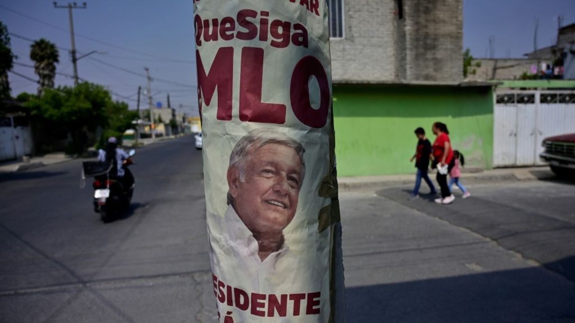 Une affiche vante la consultation populaire sur la poursuite du mandat du président mexicain Manuel Lopez Obrador, à Ixtapaluca Mexique), le 8 avril 2022
