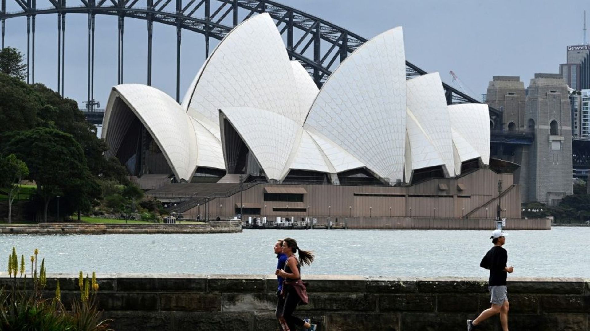Des habitants de Sydney font du jogging le long de la baie de la ville la plus importante d'Australie le 13 septembre 2021