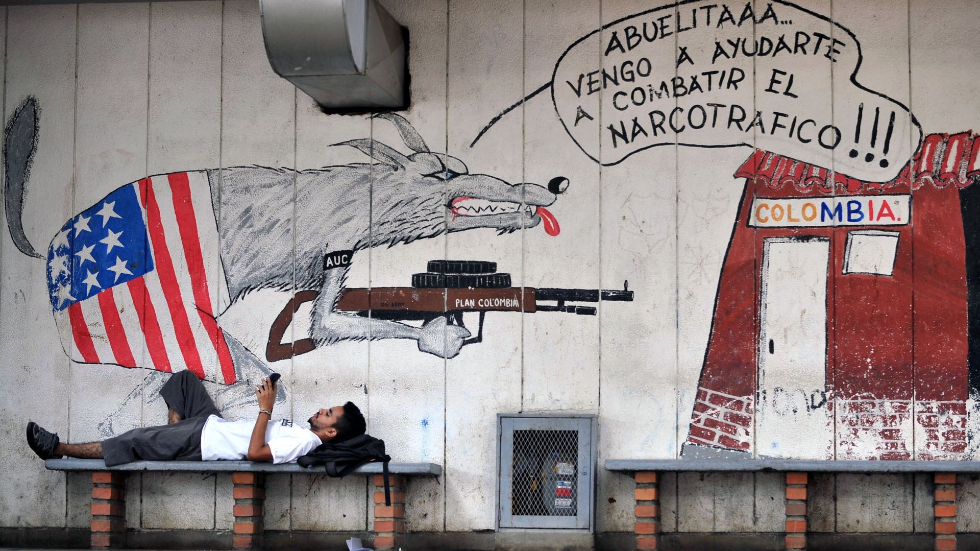 Un étudiant se repose devant un graffiti contre l’aide militaire américaine à la Colombie, peint sur un mur de l’Universidad del Valle à Cali, département de Valle del Cauca, Colombie, le 28 août 2009 (illustration)