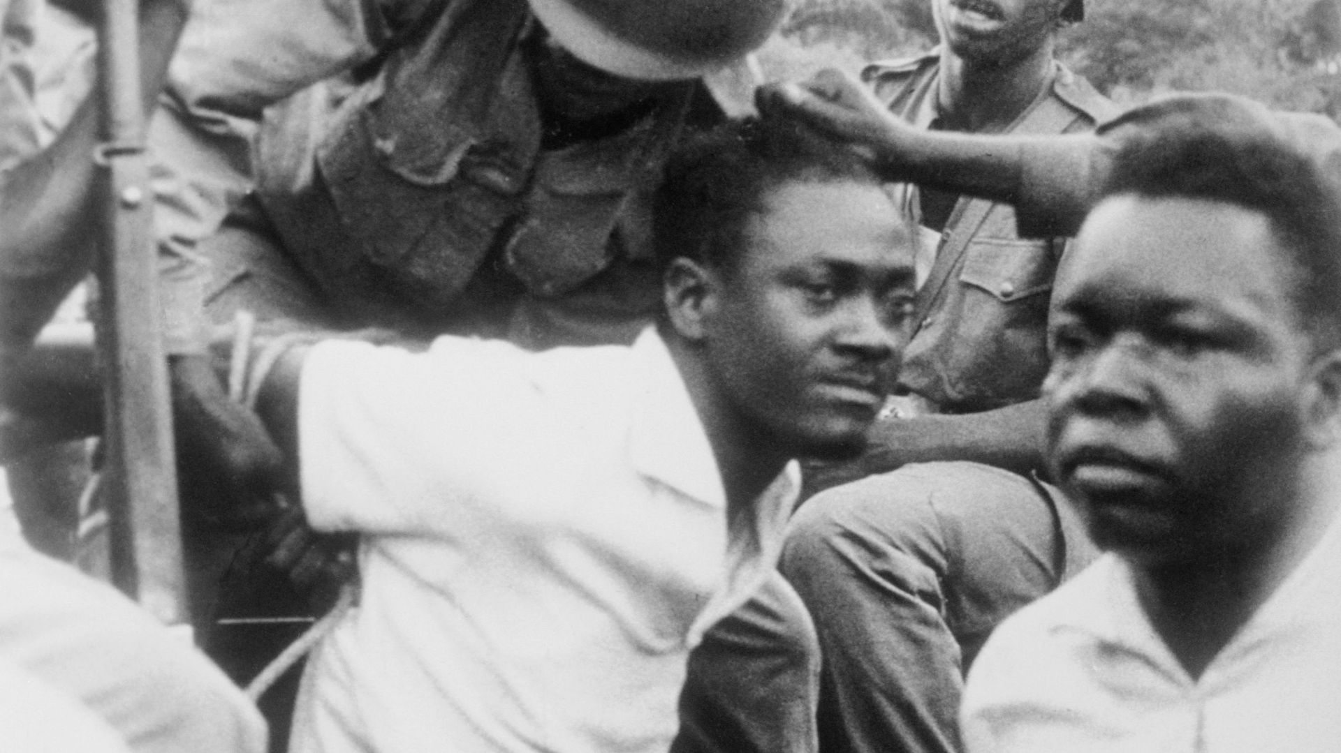 Léopoldville, Congo, 6 décembre 1960 : ses bras attachés derrière lui, le Premier ministre congolais évincé Patrice Lumumba est brutalement manipulé par des soldats.