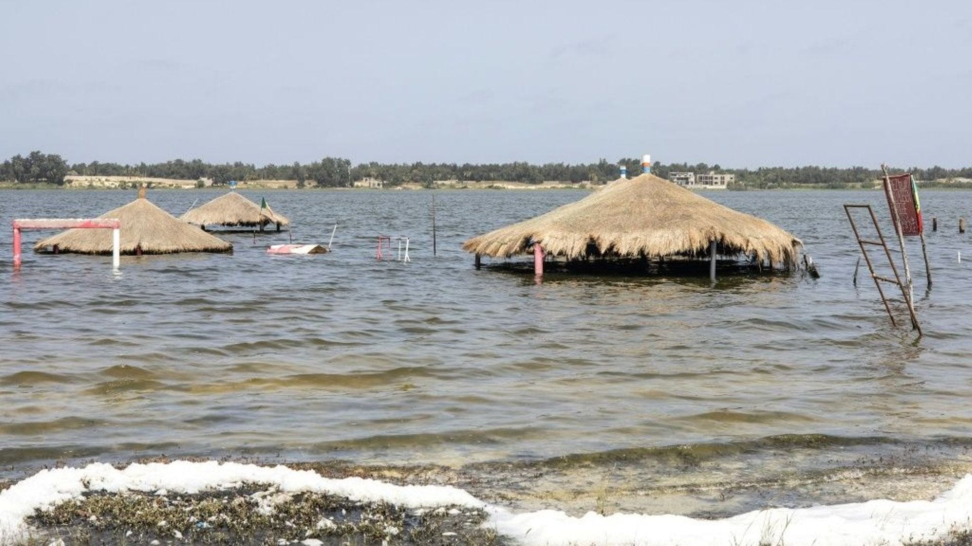 Un camp de touristes inondé sur les bords du lac Rose, à Niaga le 19 octobre 2022.