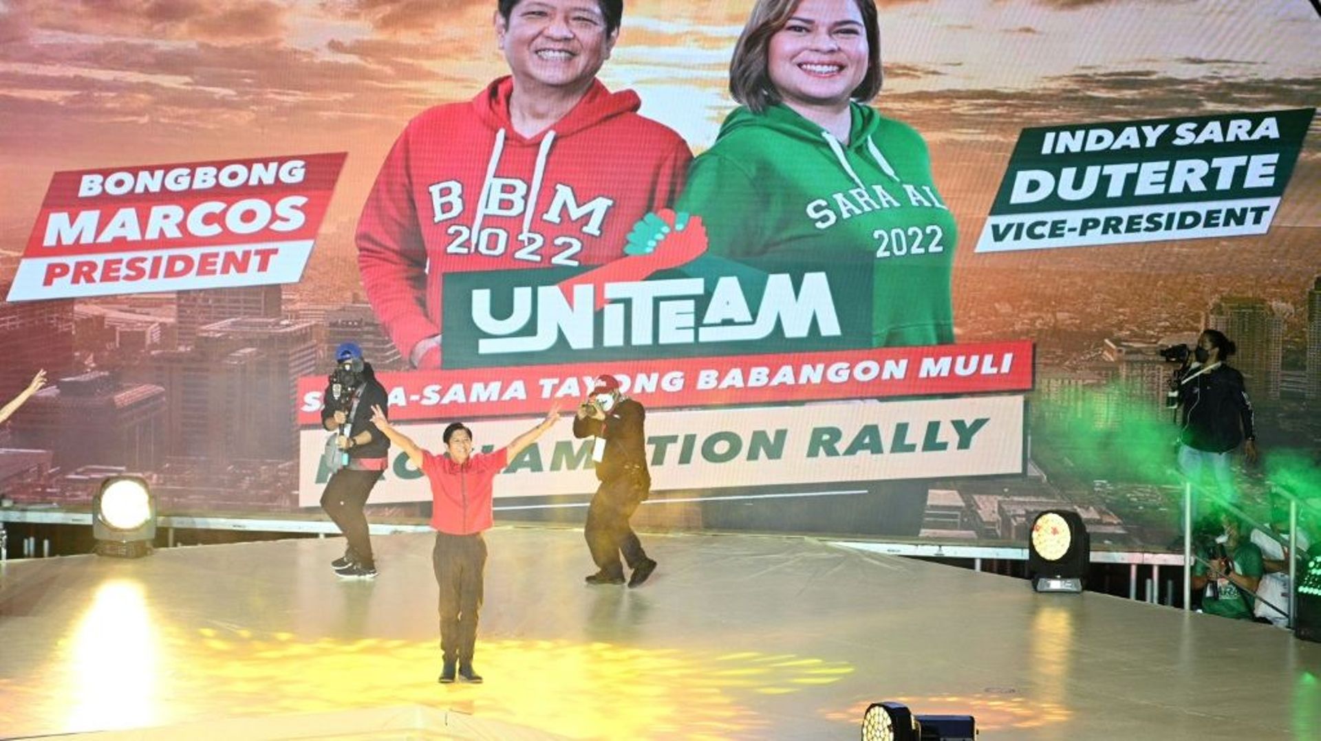 Ferdinand "Bongbong" Marcos Jr (C, en rouge), candidat à l'élection présidentielle aux Philippines, sur scène lors d'un meeting à Bocaue le 8 février 2022