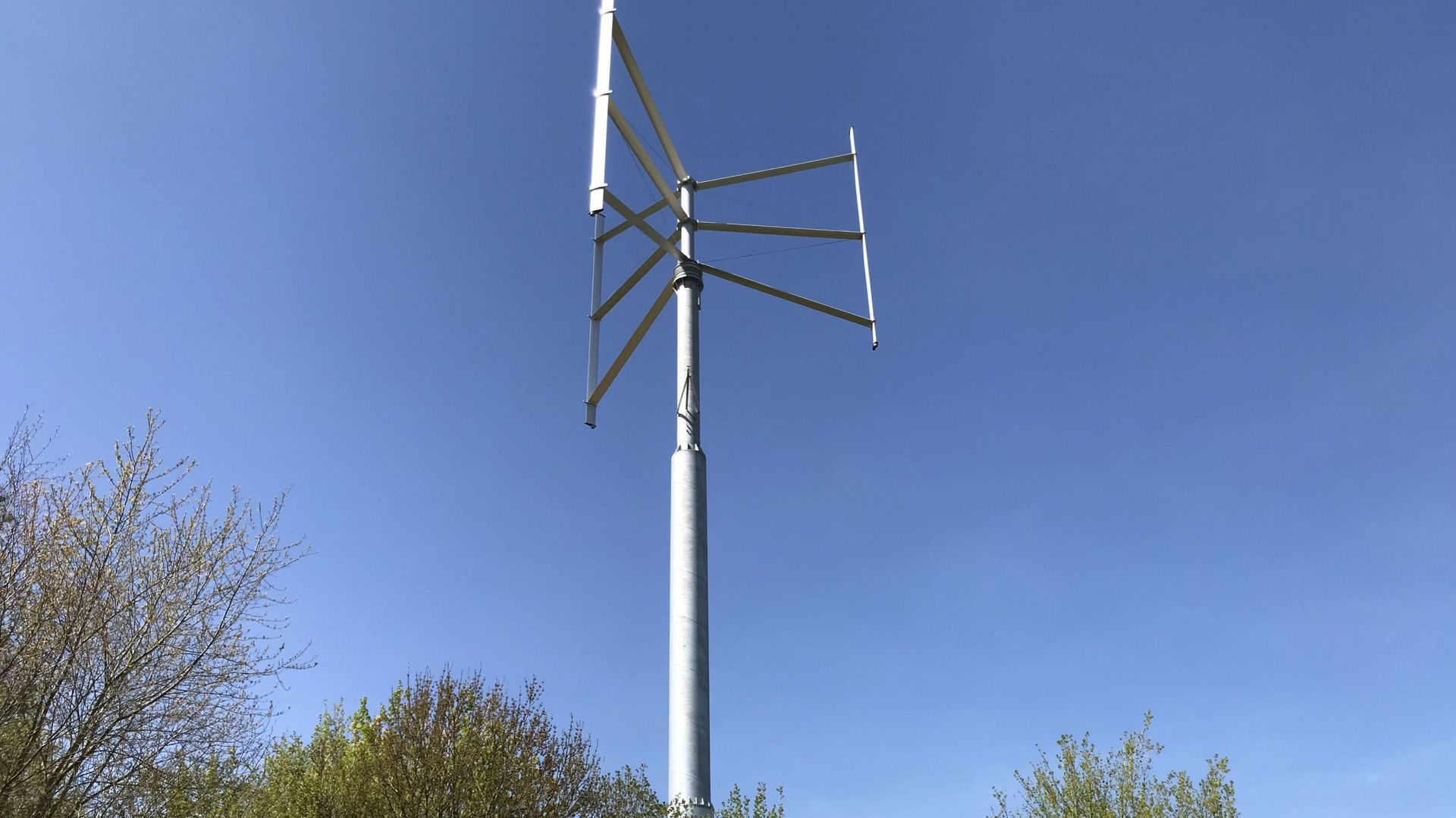 A Waremme, une éolienne à axe vertical pour la Société Wallonne des eaux