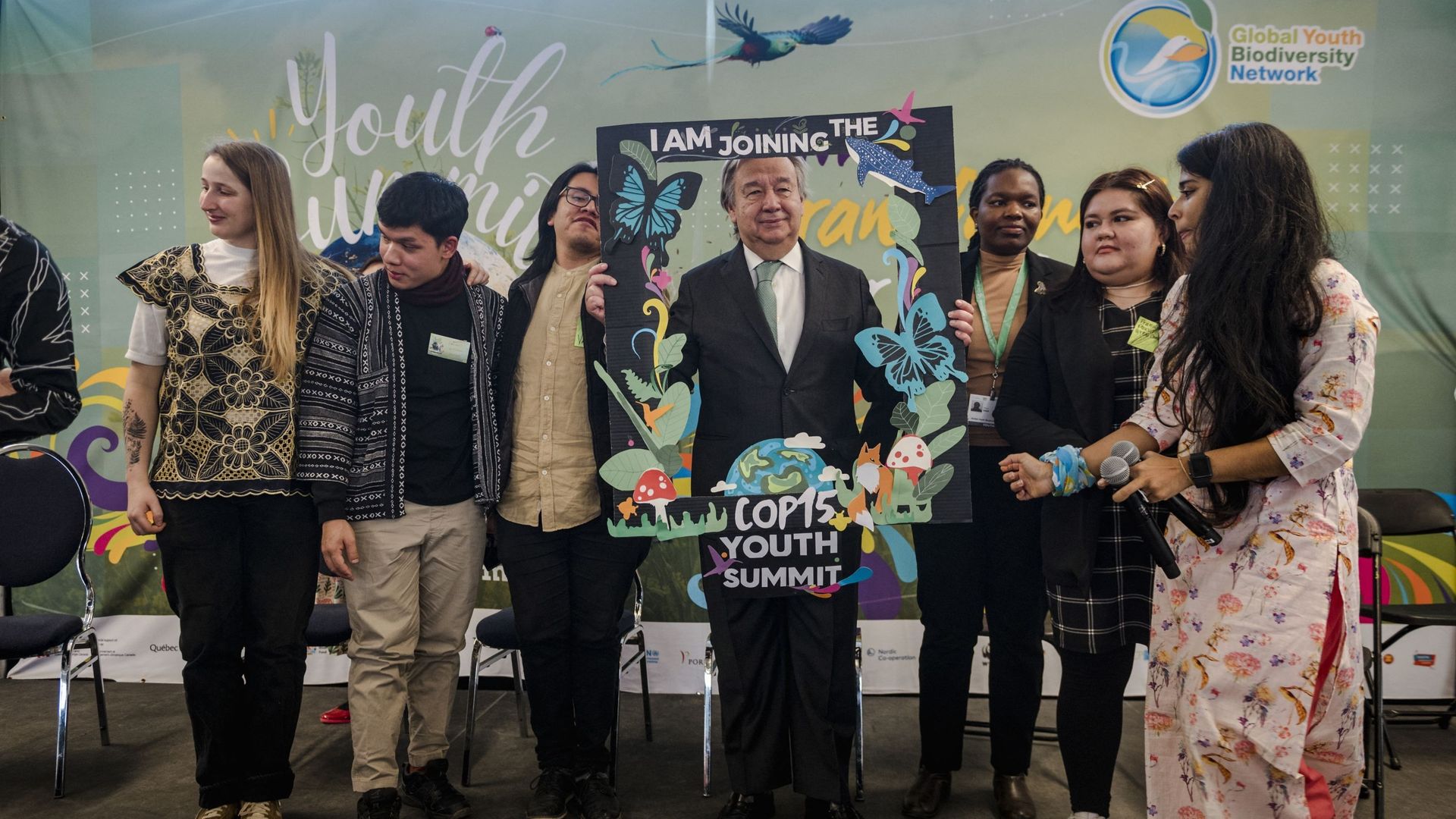 Le Secrétaire général des Nations Unies, Antonio Guterres, attend pour prendre une photo lors du Sommet des jeunes de la Conférence des Nations Unies sur la biodiversité (COP15) au Quai Alexandra dans le Vieux-Port à Montréal.