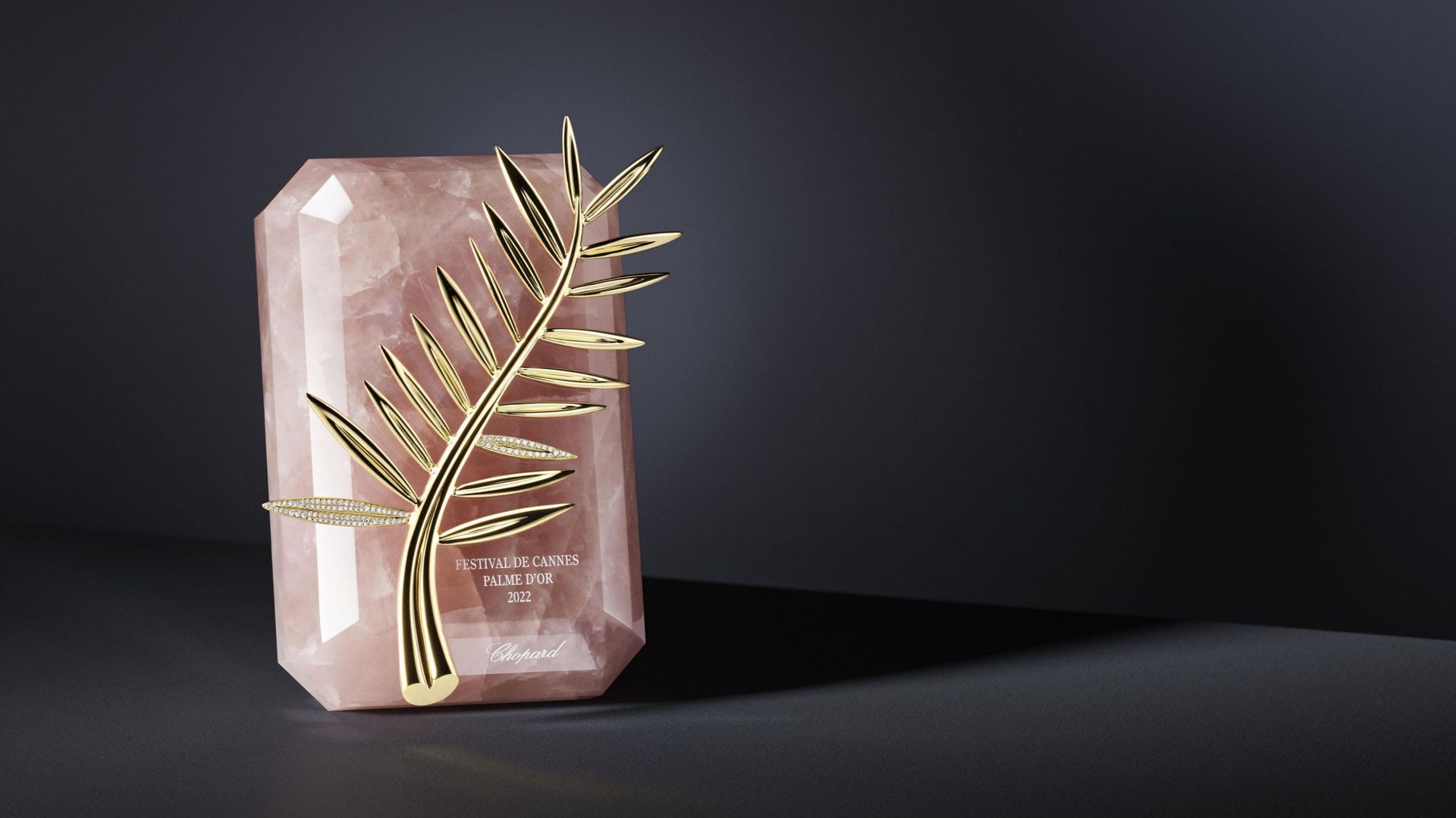 Palme d’or inédite pour ce 75e festival de Cannes, réalisé par Chopard avec du quartz rose.