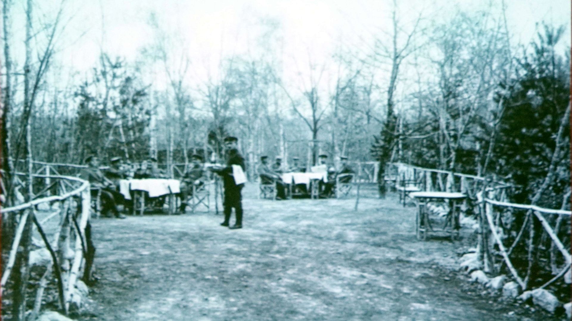 Carte postale du camp de Borrieswald, 1916. On y aperçoit un soldat faire le service dans le camp, serviette au bras, comme dans un véritable restaurant.