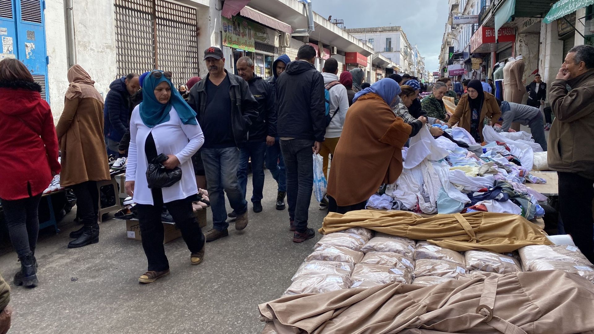 Rue d’Espagne, en plein cœur de Tunis. C’est là qu’un des marchés informels se déploie chaque jour. Les Tunisiens y trouvent de tout. Téléviseurs, vêtements, ustensiles de cuisine.