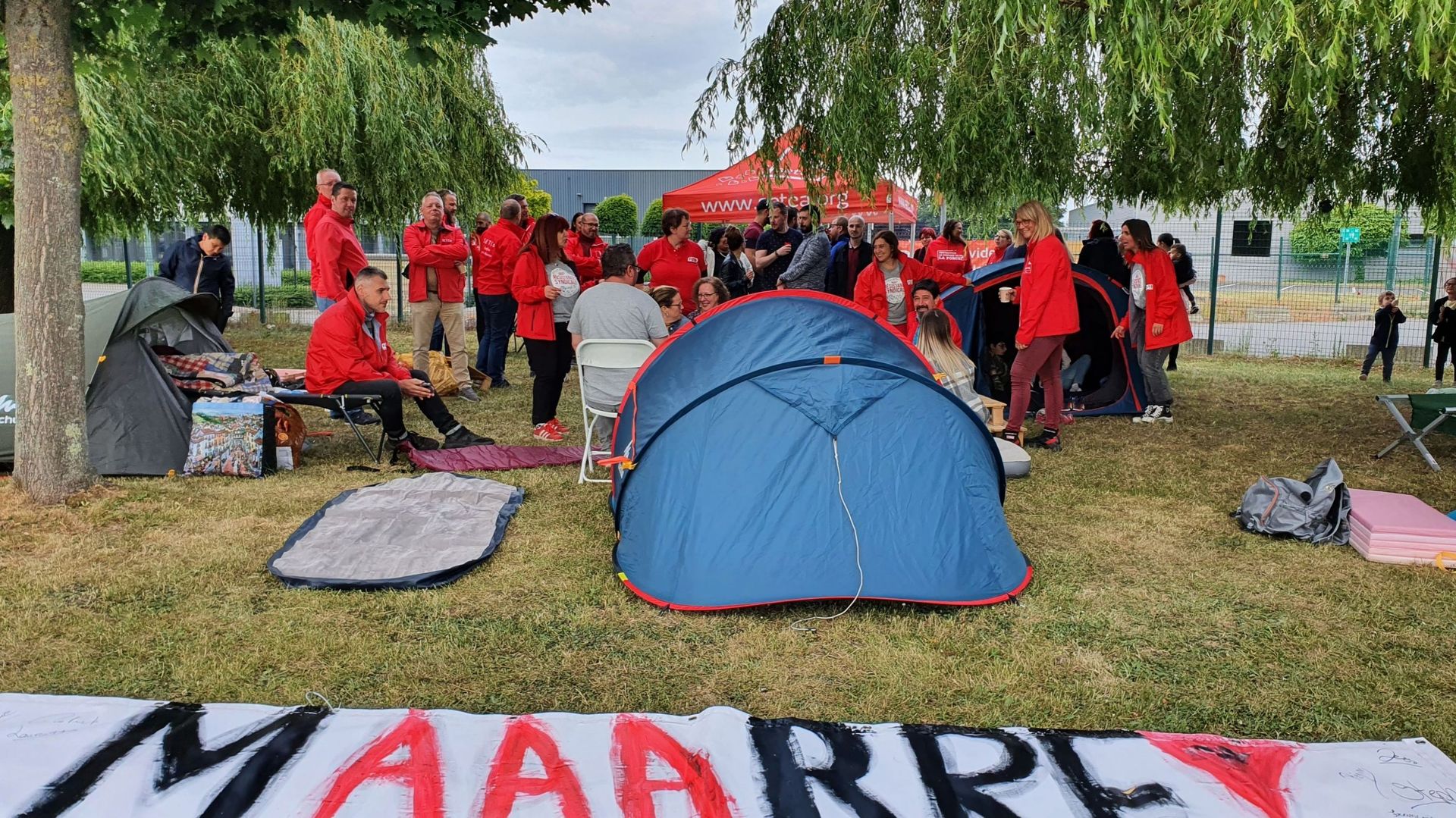 Action pour une hausse des salaires à Herstal : des travailleurs dorment dans des tentes
