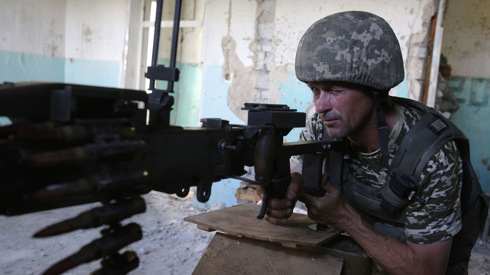 Un soldat ukrainien sur la ligne de front à Krymske, dans l'est de l'Ukraine, le 30 juin 2020.