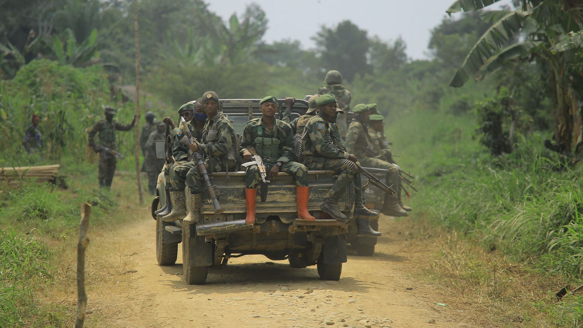 Des FARDC (Forces armées de la République démocratique du Congo) sur une voiture de patrouille à Mukakati, le 10 décembre 2021.