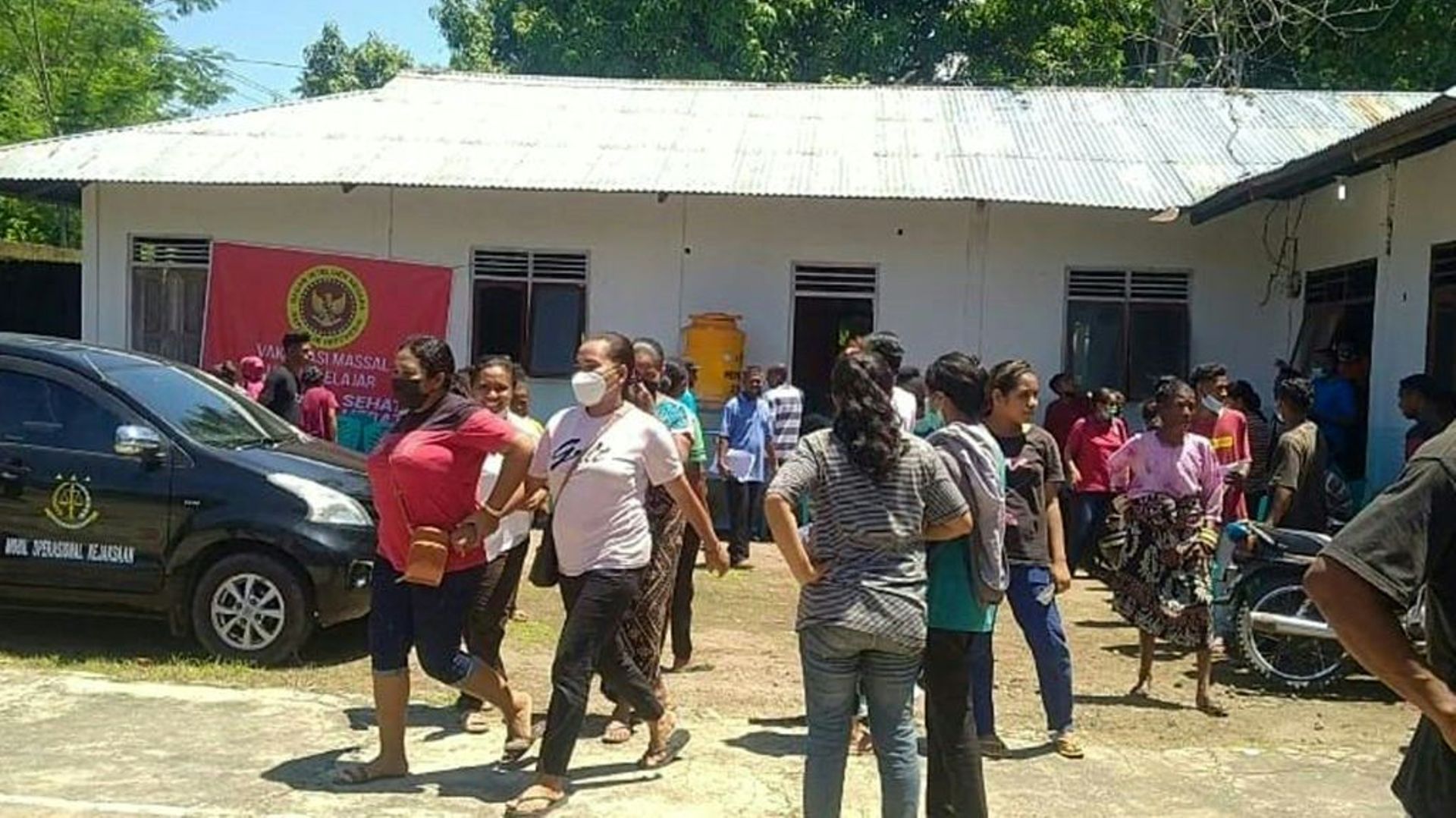Des villageois se tiennent à l'extérieur d'un bâtiment à Maumere, sur l'île de Flores, le 14 décembre 2021, après qu'un tremblement de terre de magnitude 7,3 ait frappé au large des côtes de l'est de l'Indonésie