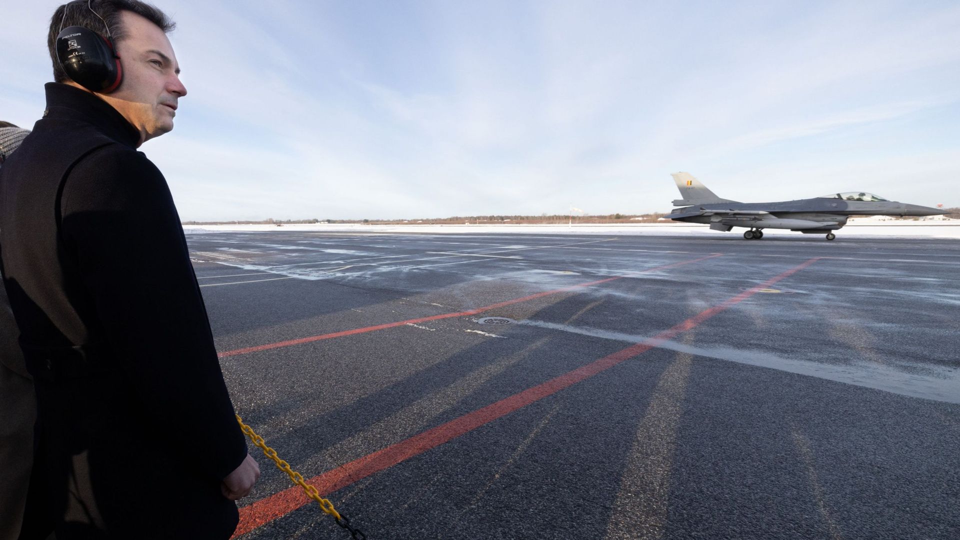 Le 9 février dernier, le Premier Ministre, Alexander De Croo, rendait visite aux F-16 belges, déployés en Estonie pour garantir les frontières de l’OTAN de la menace russe.
