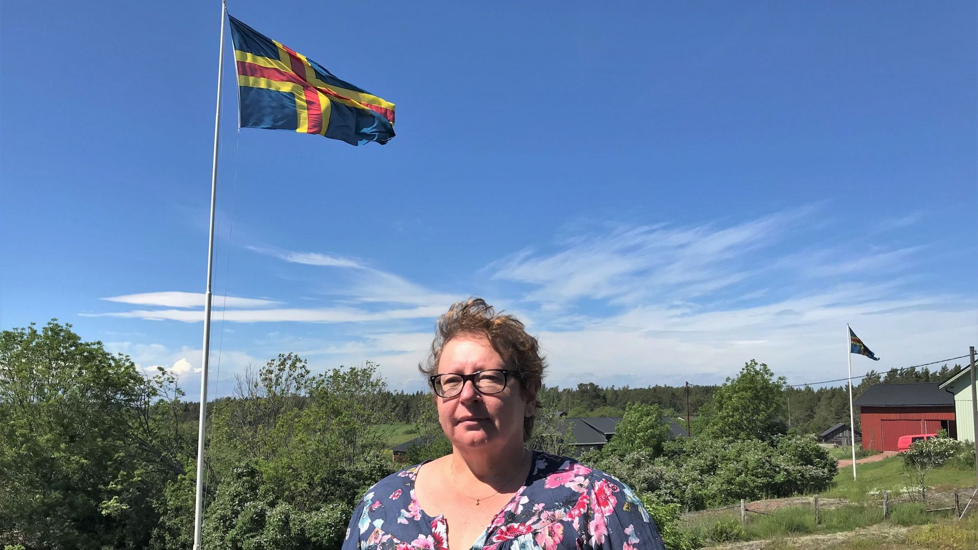 Comme beaucoup d'habitants de Aland, Marie Michelsson hisse le drapeau dans son jardin le 9 juin, le jour de la fête de l'autonomie.