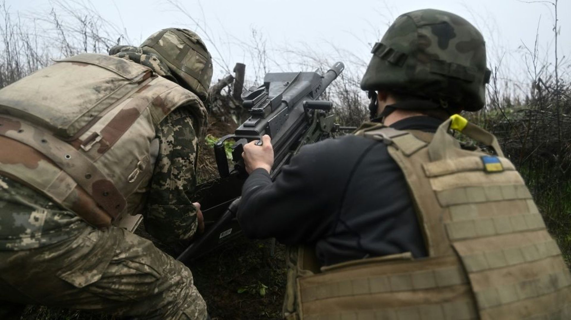 Des soldats ukrainiens préparent un lance-grenades automatique américain MK19 sur le front est de l'Ukraine le 17 décembre 2022