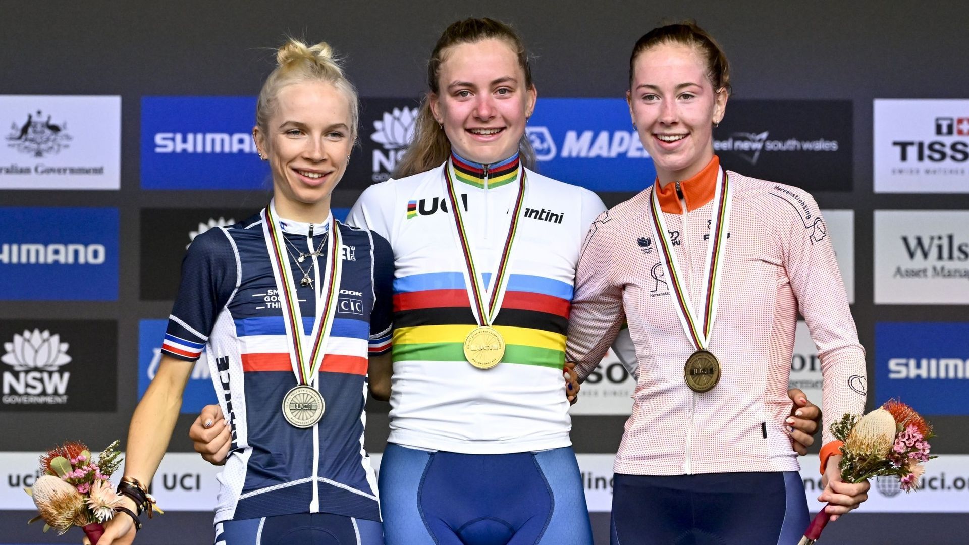 Mondiaux de cyclisme : le podium de la course en ligne des juniors aux championnats du monde à Wollongong, en Australie. De gauche à droite, Eglantine Rayer (2ème, en argent), Zoe Bäckstedt (1ère, en or) et Nienke Vinke (3ème, en bronze).