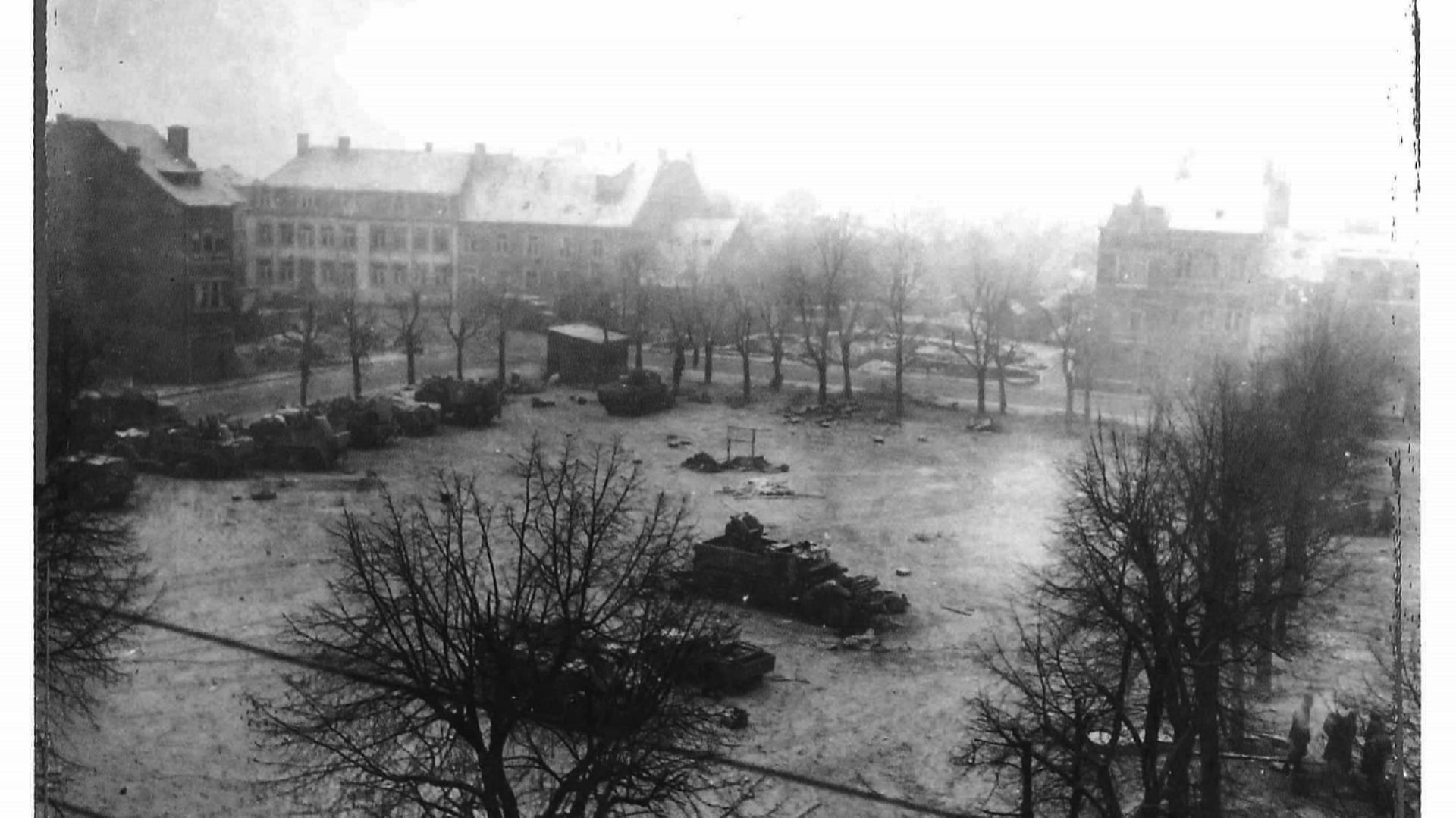 Epaves sur la place Mac Auliffe à la fin du siège de Bastogne