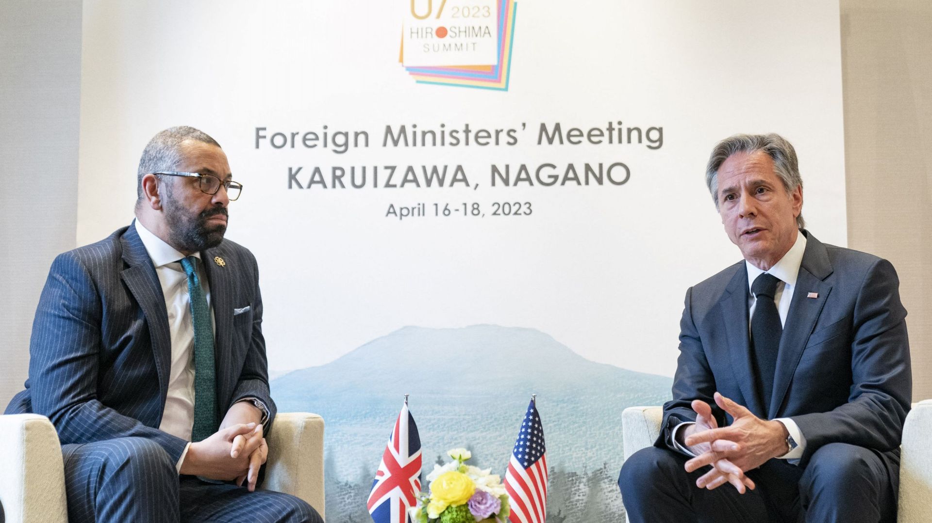 Le ministre britannique des Affaires étrangères James Cleverly (G) et le secrétaire d’État américain Antony Blinken se rencontrent lors d’une réunion des ministres des Affaires Étrangères.