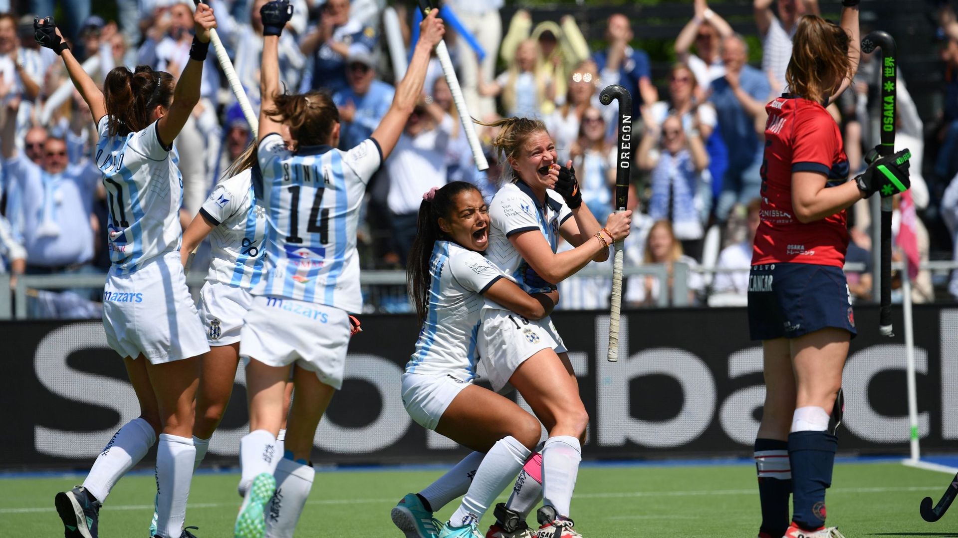 La Gantoise a prolongé son titre en battant le Dragons 3-0 (mi-temps : 2-0) en finale retour des playoffs dames, décrochant son 4e titre national, le 2e de rang, dimanche dans les installations de Louvain-la-Neuve.
