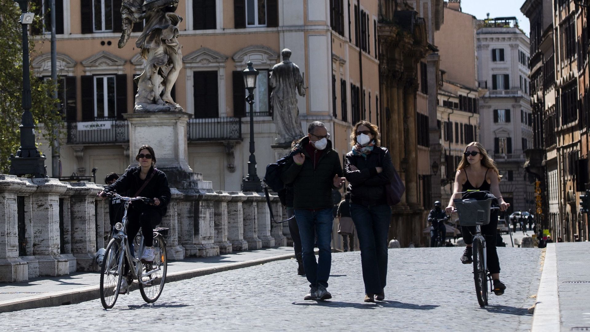 À Rome, les cyclistes se font peu à peu une place. Un nouveau réseau de pistes cyclables et des aides publiques à l'achat de vélos ont accéléré cette tendance.