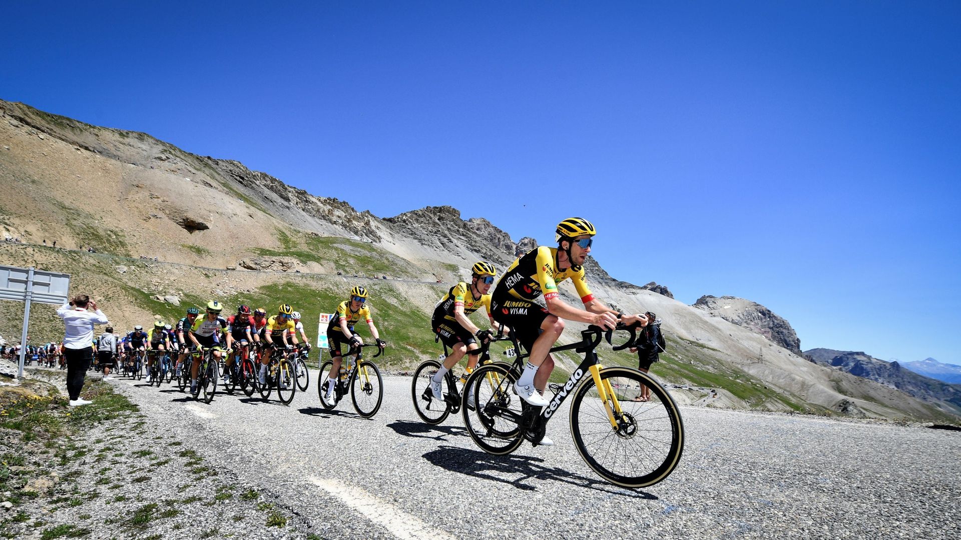 L’image d’illustration montre le peloton de coureurs en action lors de la 7e étape du Critérium du Dauphiné, 135 km de Saint-Chaffrey à Vaujany, France, samedi 11 juin 2022.