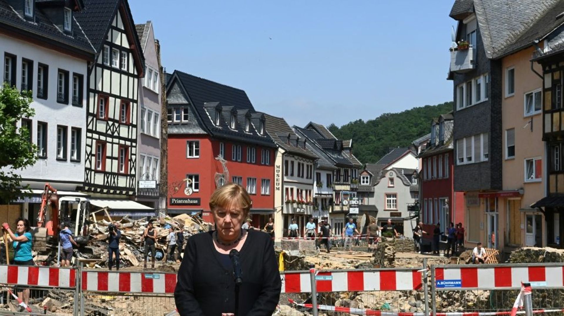 La chancelière allemande Angela Merkel dans la ville sinistrée de Bad Munstereifel, le 20 juillet 2021