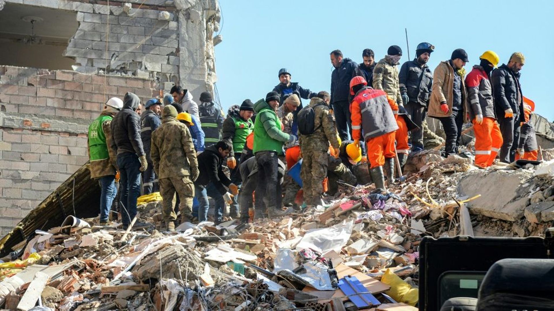 Des sauveteurs recherchent des survivants dans les décombres d’immeubles effondrés, trois jours après un séisme meurtrier, le 9 février 2023 à Adiyaman, en Turquie.